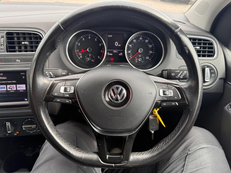 VOLKSWAGEN POLO